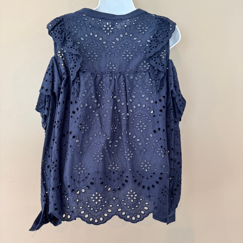 Eyelet Ruffle‎ Cold Shoulder Top Sz M Navy Scalloped hem - Picture 6 of 13